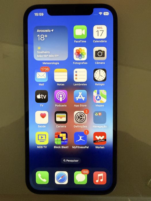 Iphone 12 azul com 84% de estado de bateria