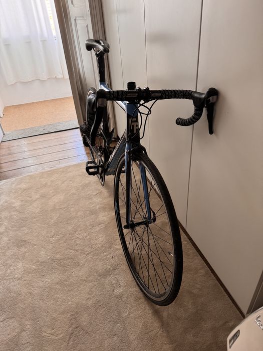 Bicicleta de estrada em carbono