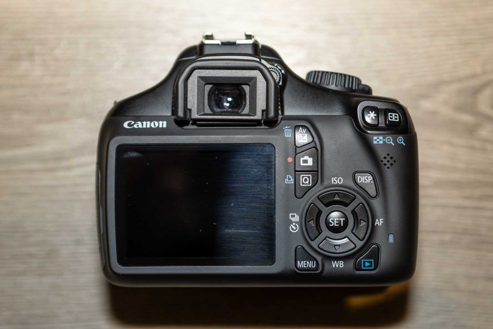 Canon EOS 1100D + Lente 18-55mm IS III + acessórios