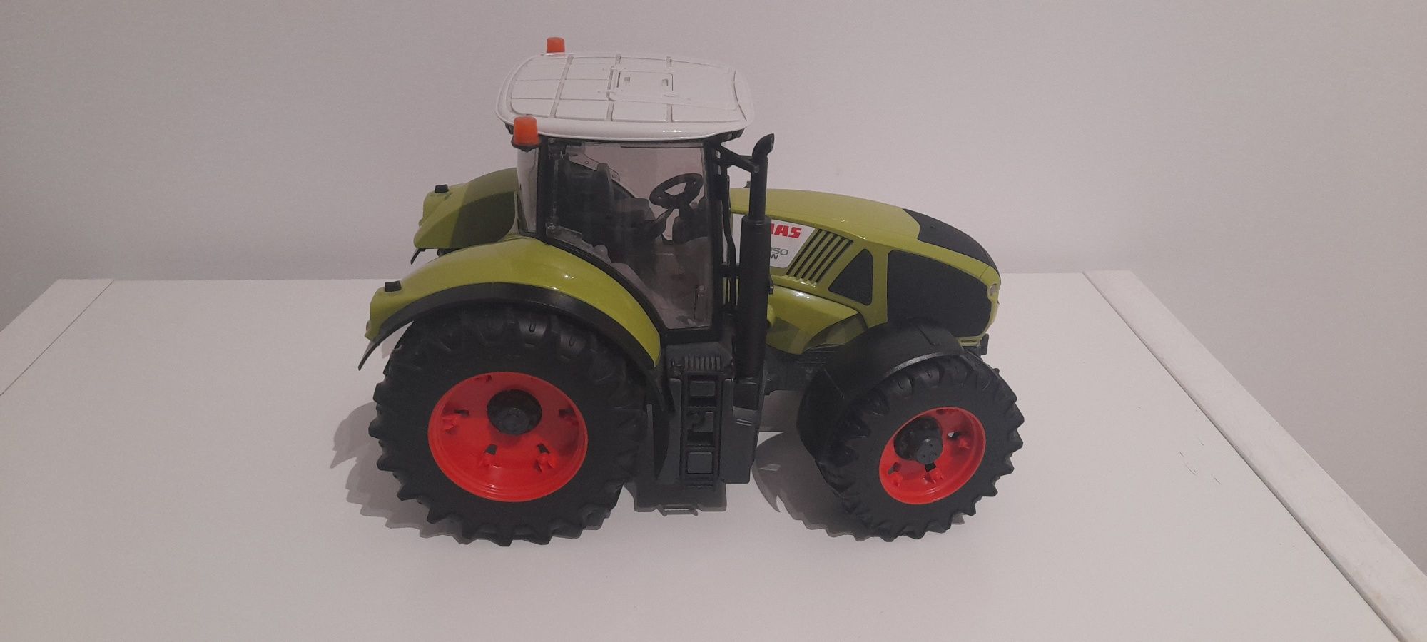 Zabawka Traktor Claas Axion 950 Bruder