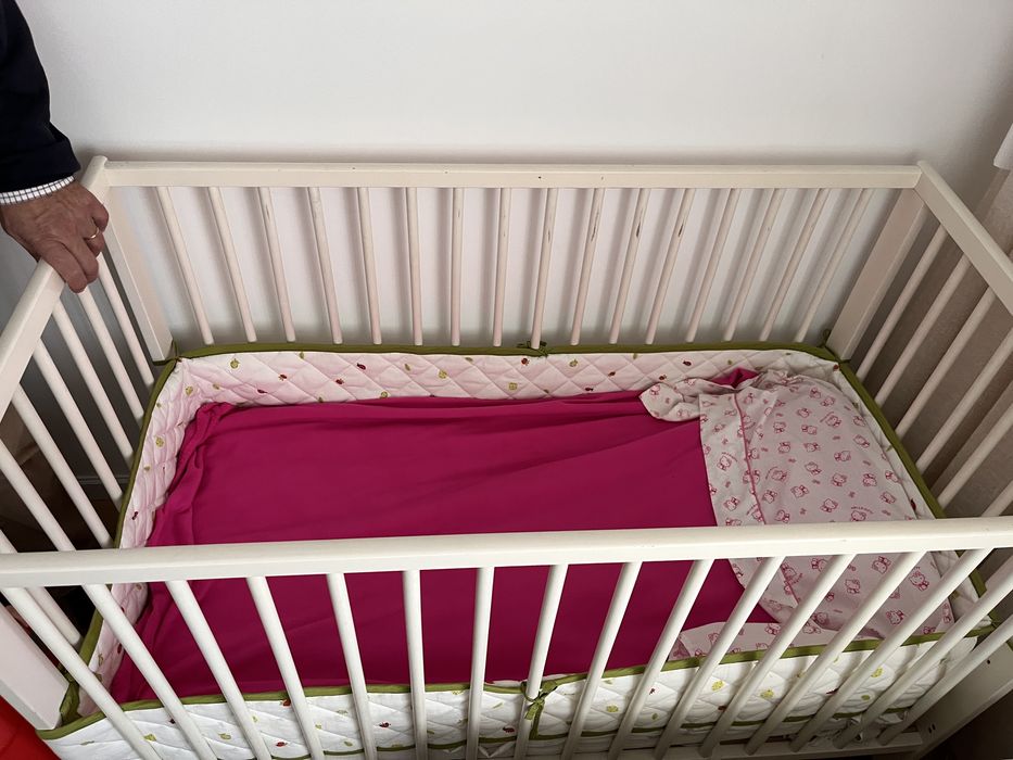 Berço / Cama de grades com colchão