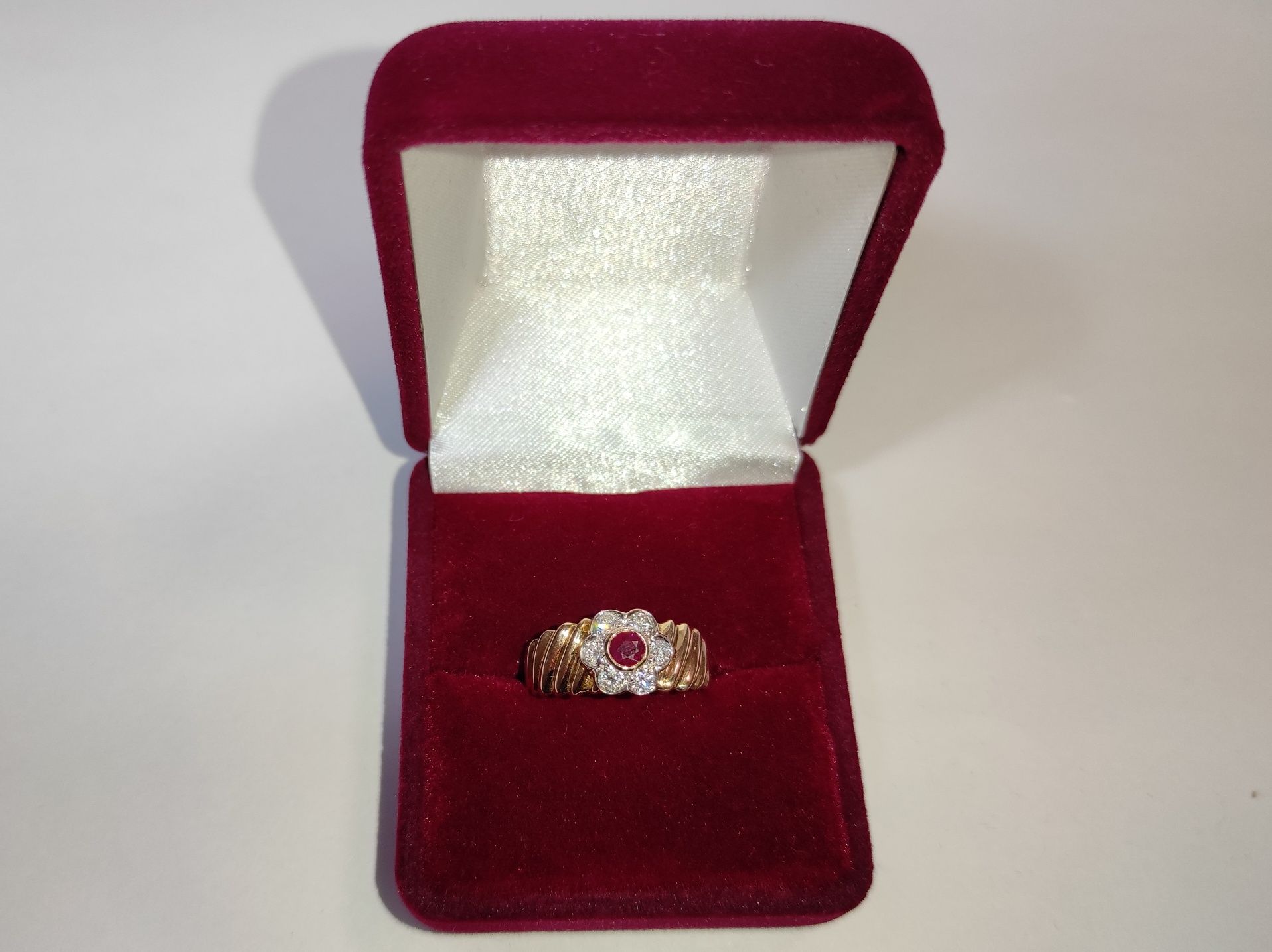 Золотое кольцо с натуральным рубином и бриллиантами 0,36 карат 17,5 мм