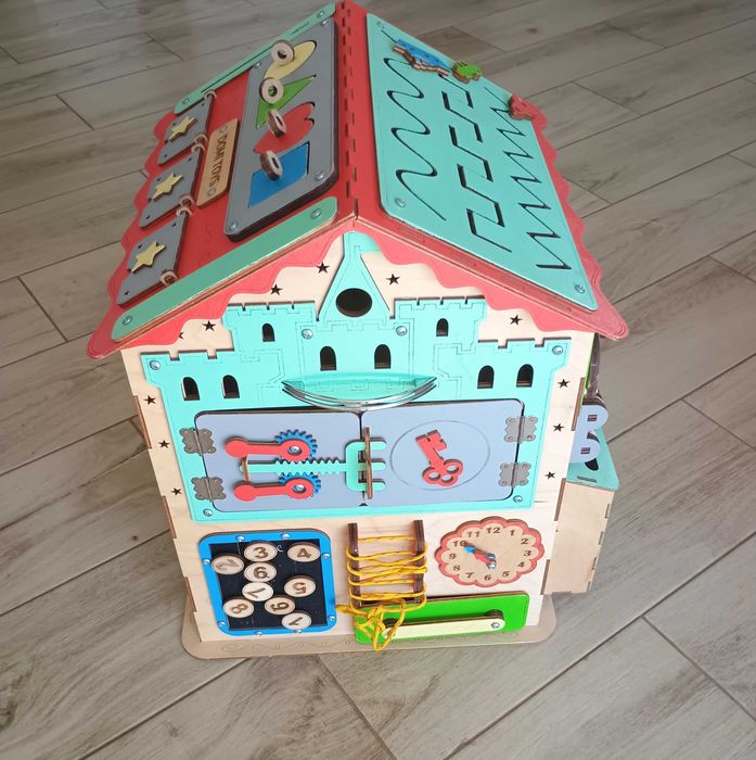 Drewniany domek manipulacyjny