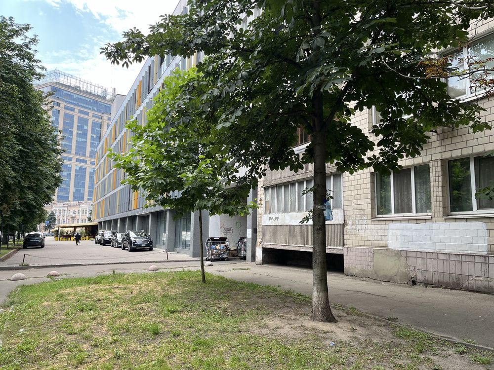 1кімн. 41кв.м.Омеляновича-Павленка  (Суворова) 18/20 .
