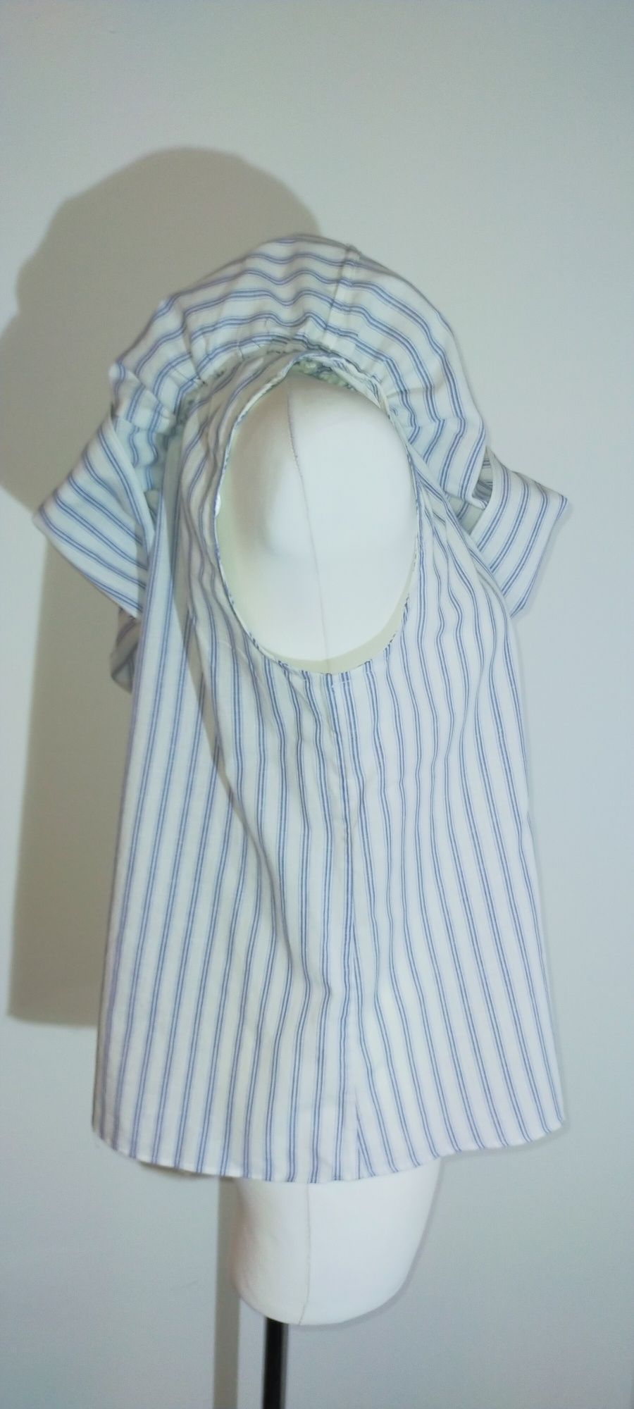 Bluzka elegancka biała niebieska na jedno ramię falbana 38 M paski