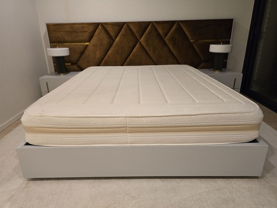 Cama de casal e mesinhas