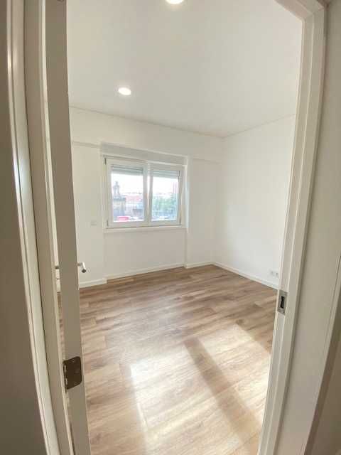 Apartamento T2, com terraço, remodelado, junto ao comboio da Amadora.