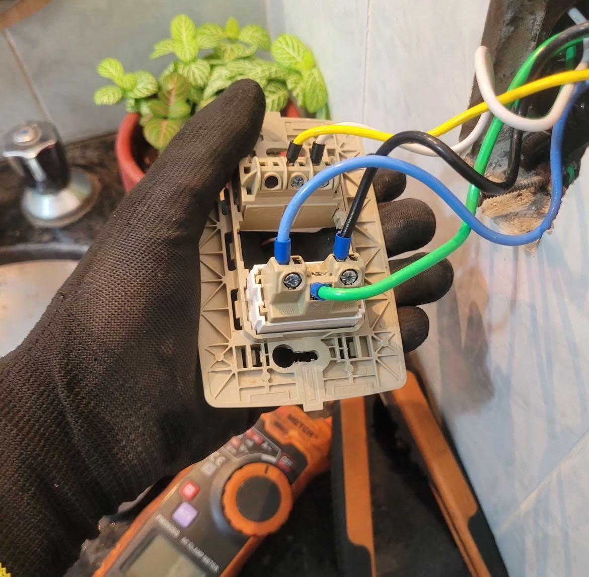 Eletricista lisboa. Instalação e reparos  elétricos em geral.