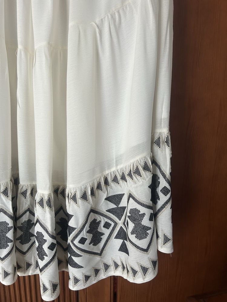 Piękna spódnica z ozdobnym dołem