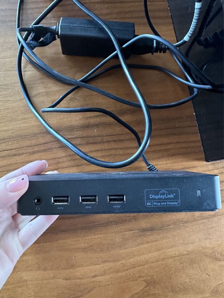 (4) Stacja dokująca Dell D3100 z zasilaczem