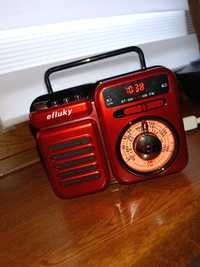 Efluky Retro radio solarne z  latarką i funkcją powerbanka.