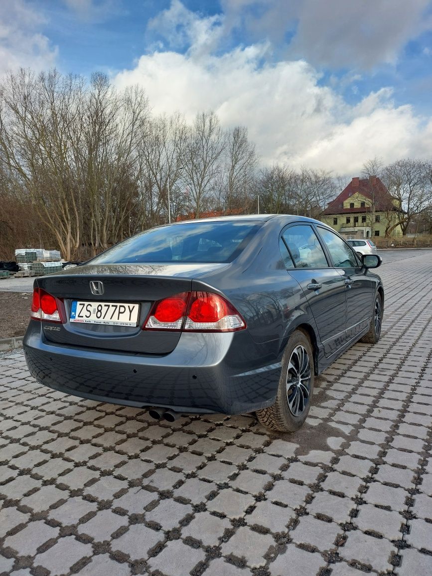 Honda  Civic  Sedan 1.8 i-vtec benzyna 140 KM