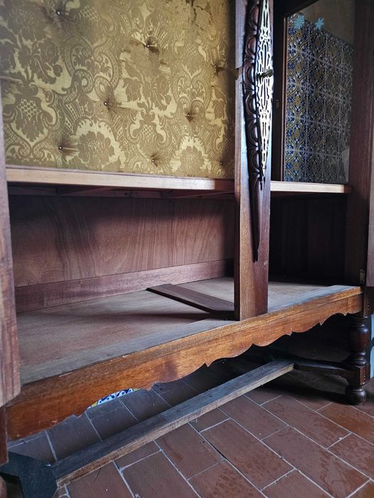 Cristaleira antiga em madeira maciça com fundo acolchoado