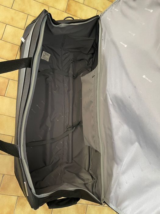 Mala de viagem da Delsey preta em tecido