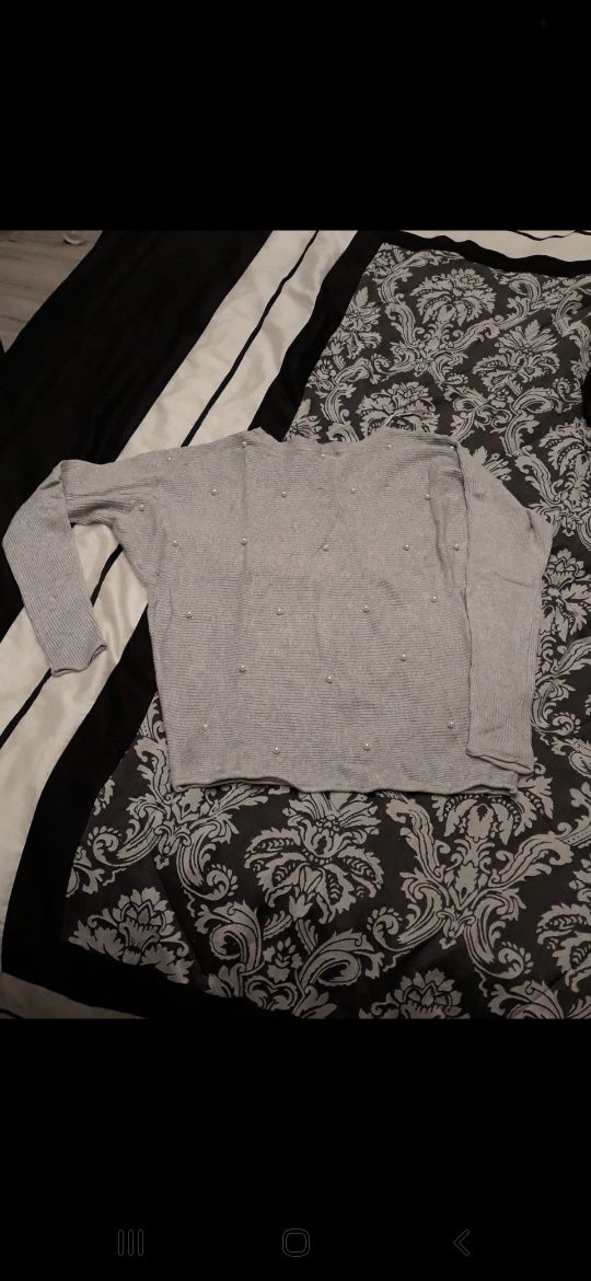 Lekki sweterek z perełkami