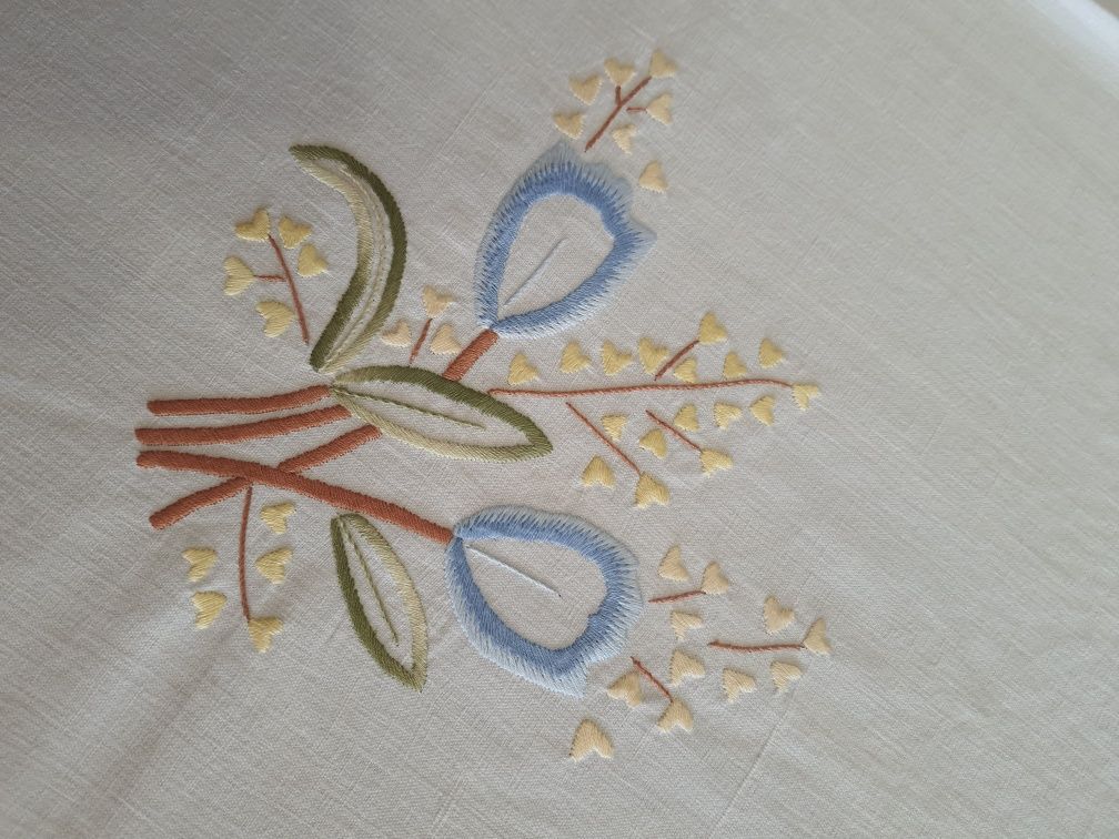 Toalha de mesa  em linho e bordada à mão.