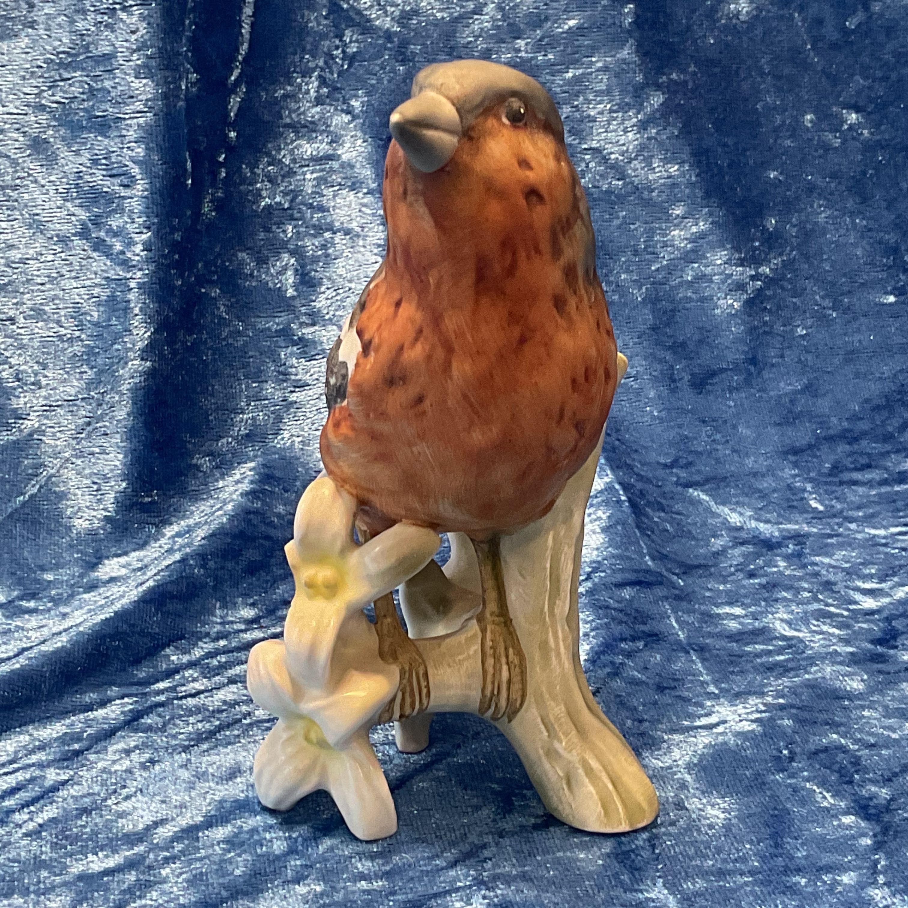 Ave em tronco porcelana pintura manual com 14 cm