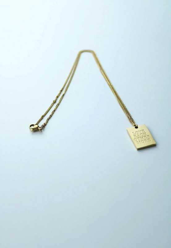 Nowy złoty naszyjnik damski łańcuszek z wisiorkiem z tabliczką