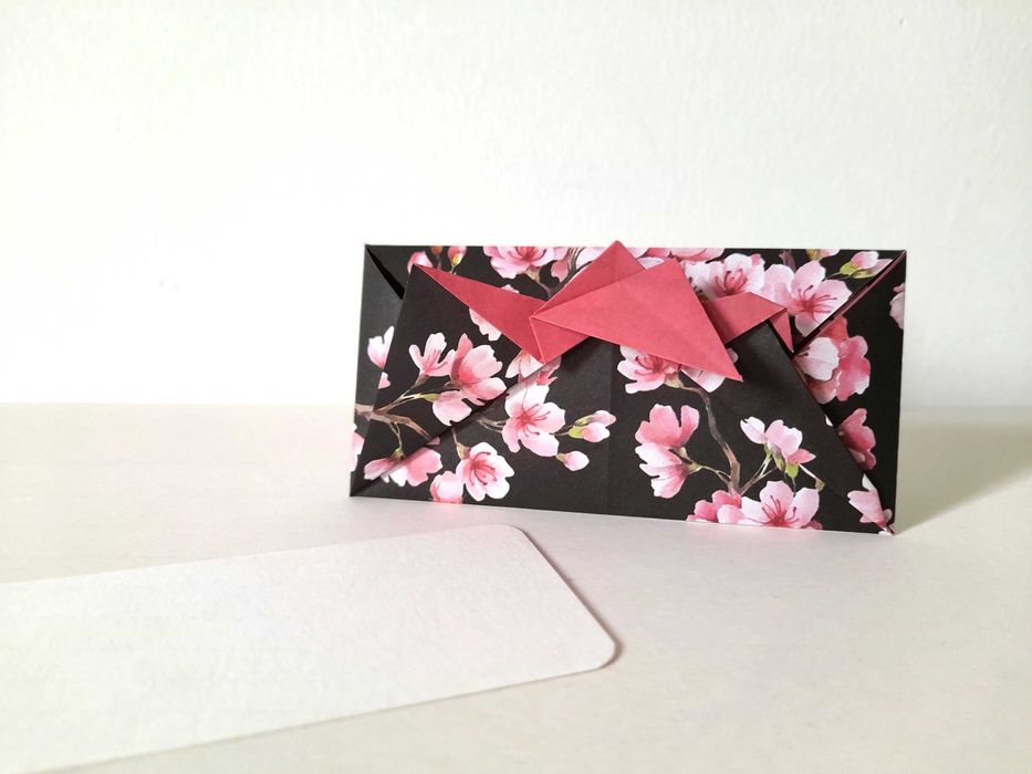 Envelopes de origami e cartão para convites escritos à mão