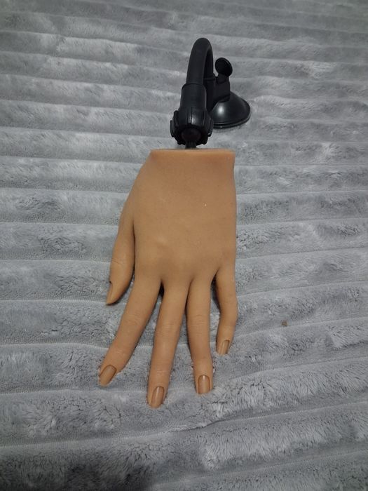 Mão para treinar unhas de gel