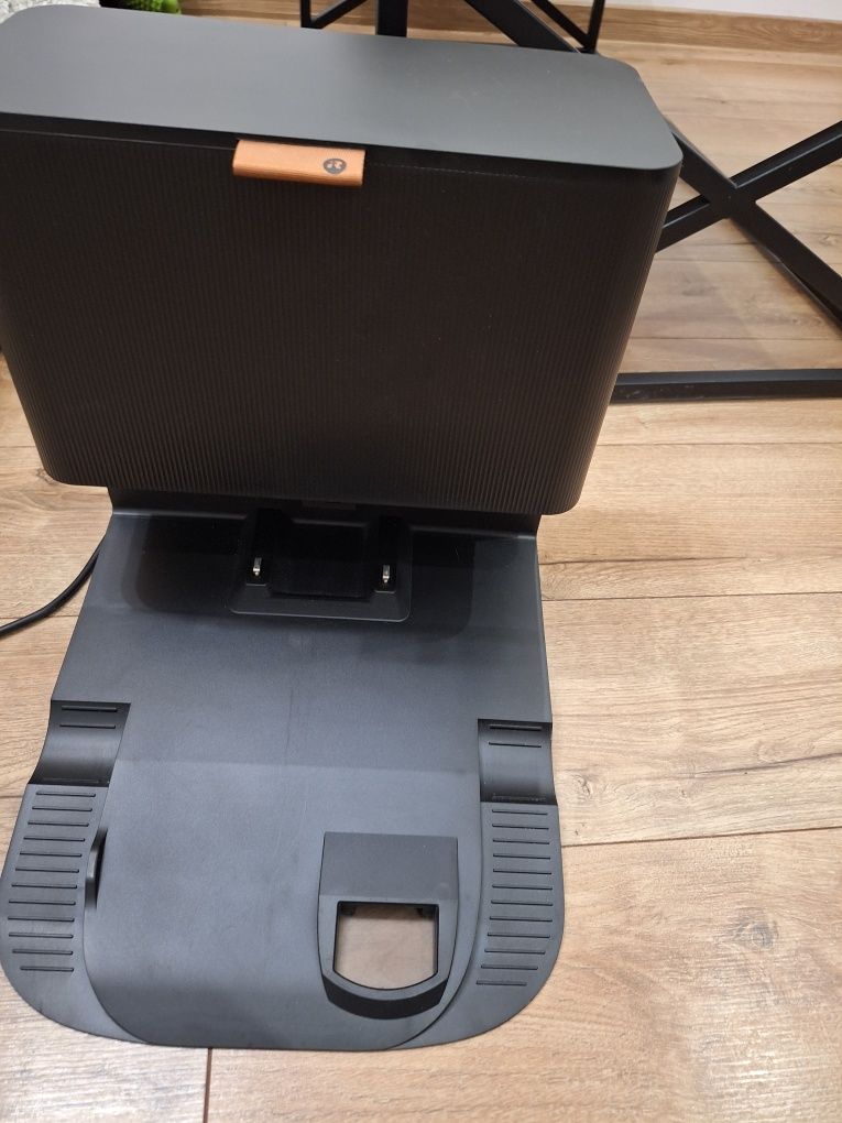 Robot sprzedający Roomba Combo J7+ / + stacja