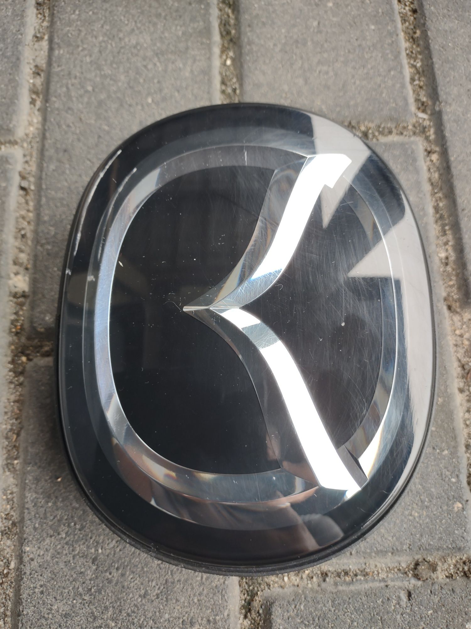 Emblemat, znaczek Mazda CX3 w atrapę pod radar.