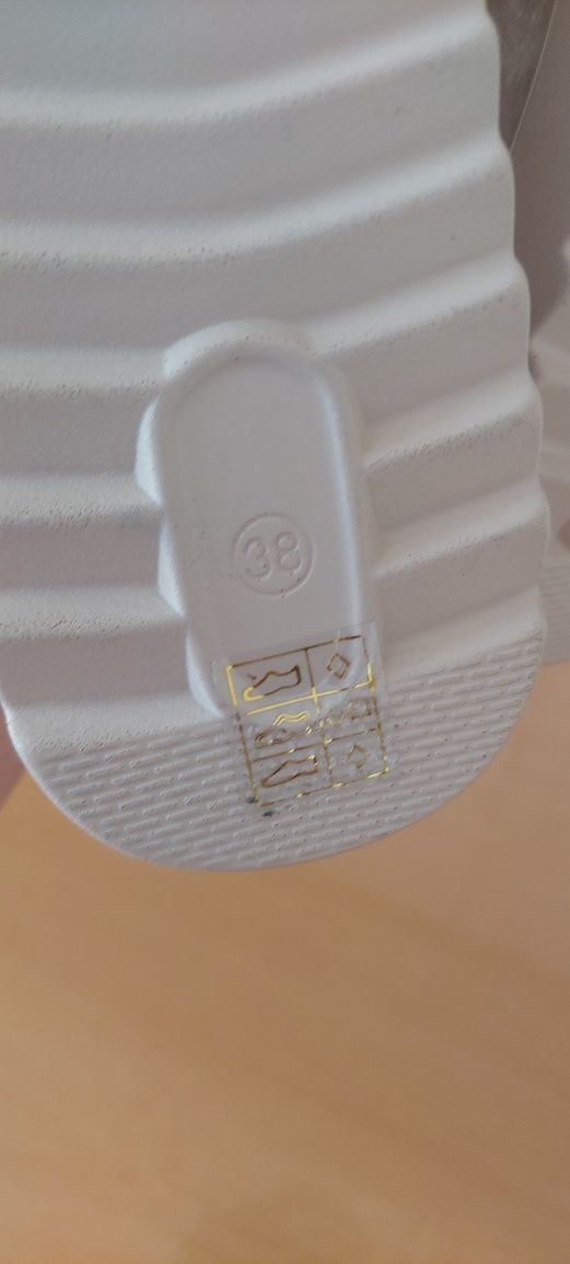Rezerwacja Klapki nowe r.38