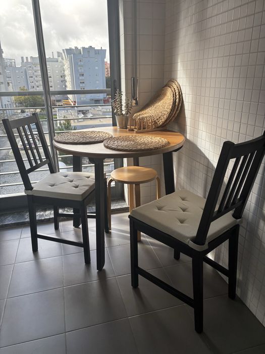 Conjunto mesa redonda IKEA com cadeiras