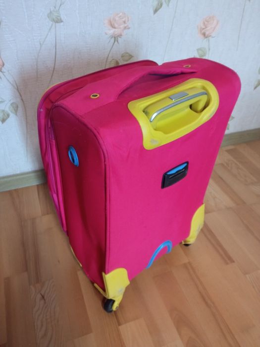 Продам отличный чемодан на колесах Leader Polo