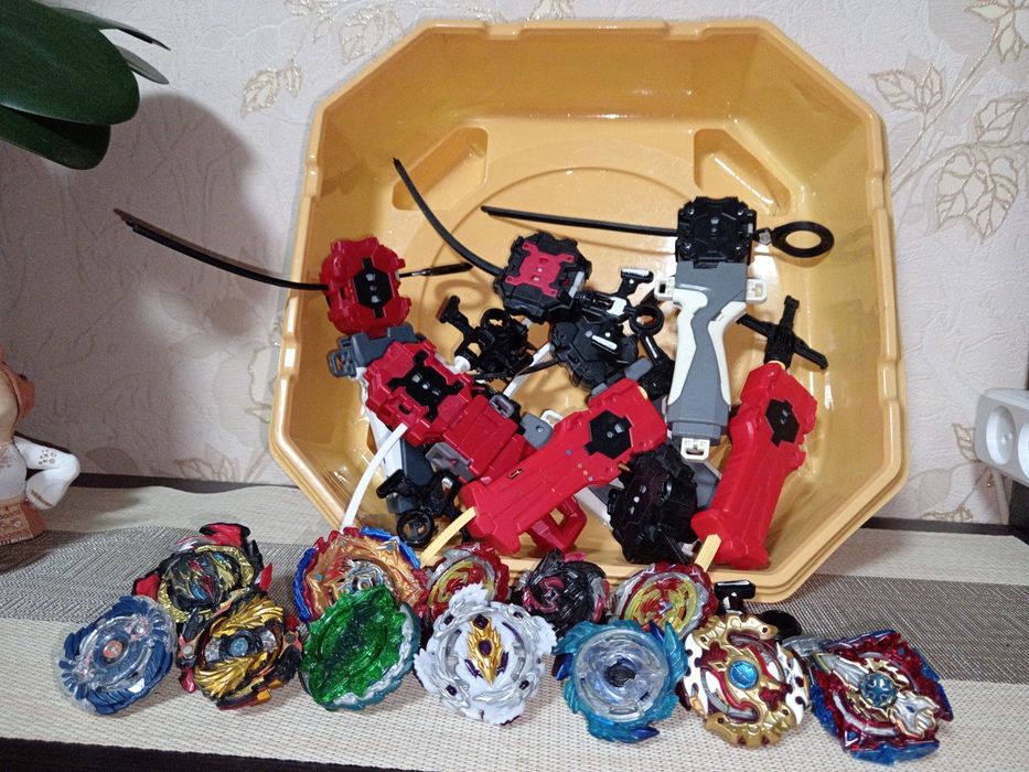 Колекція іграшок Бейблейд (Beyblade) та пускових пристроїв з ареною