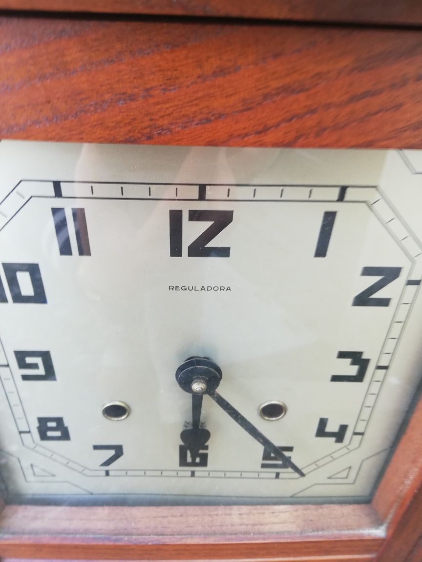 Relógio boa reguladora usado precisa de ser afinado