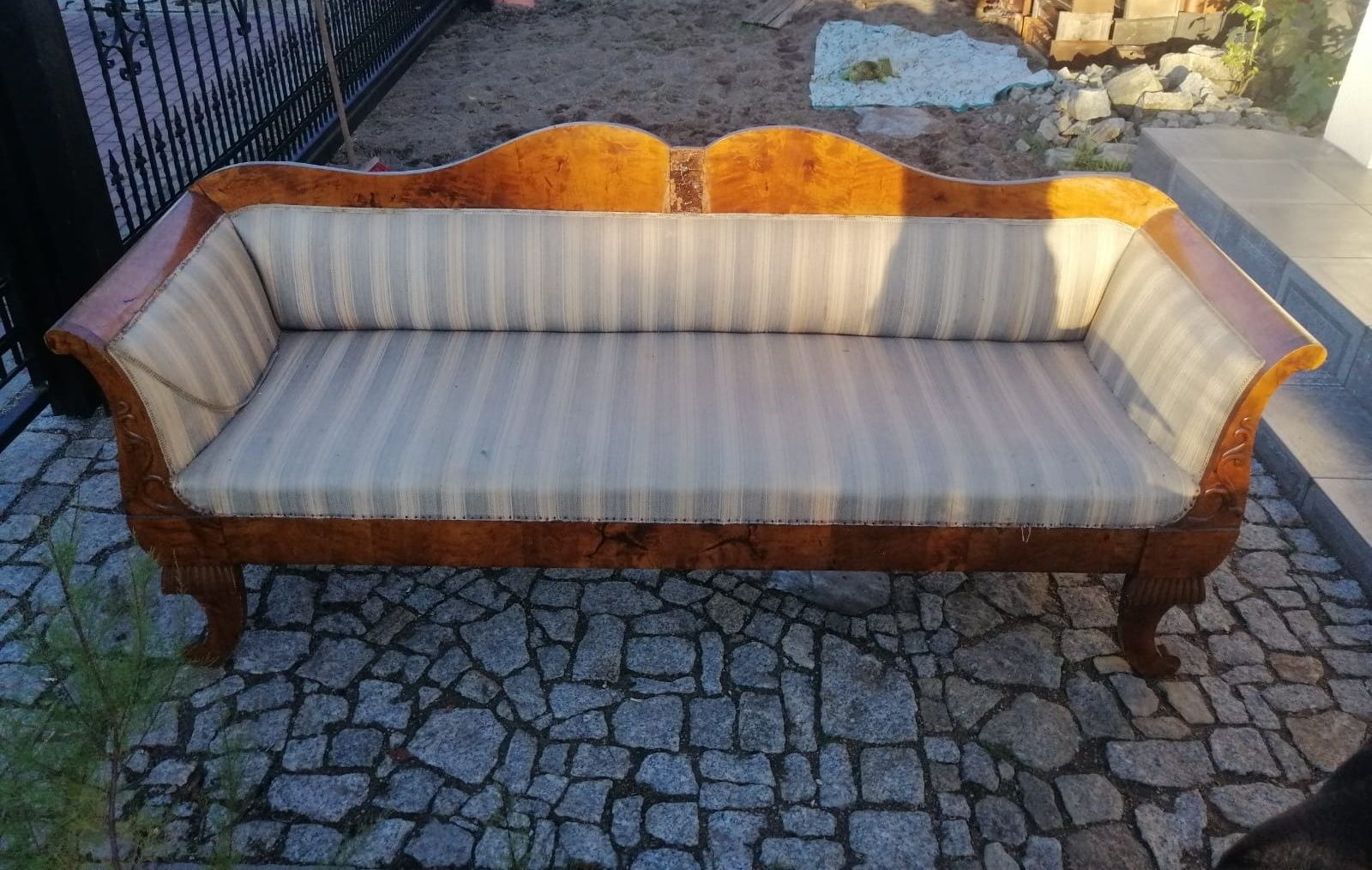 Sofa z okresu Biedermeier