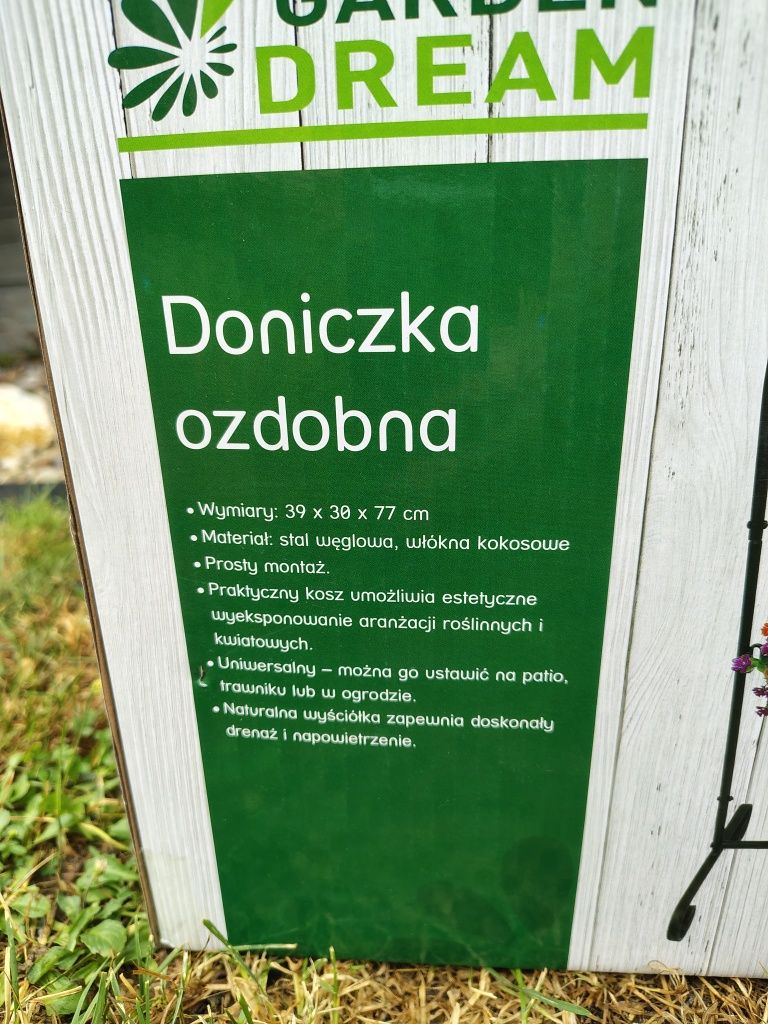 Donica ma metalowym stelażu welcome