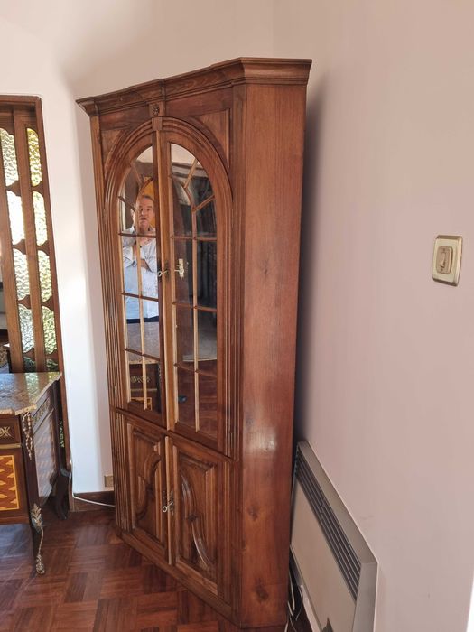 Móvel de canto em madeira maciça com portas espelhadas