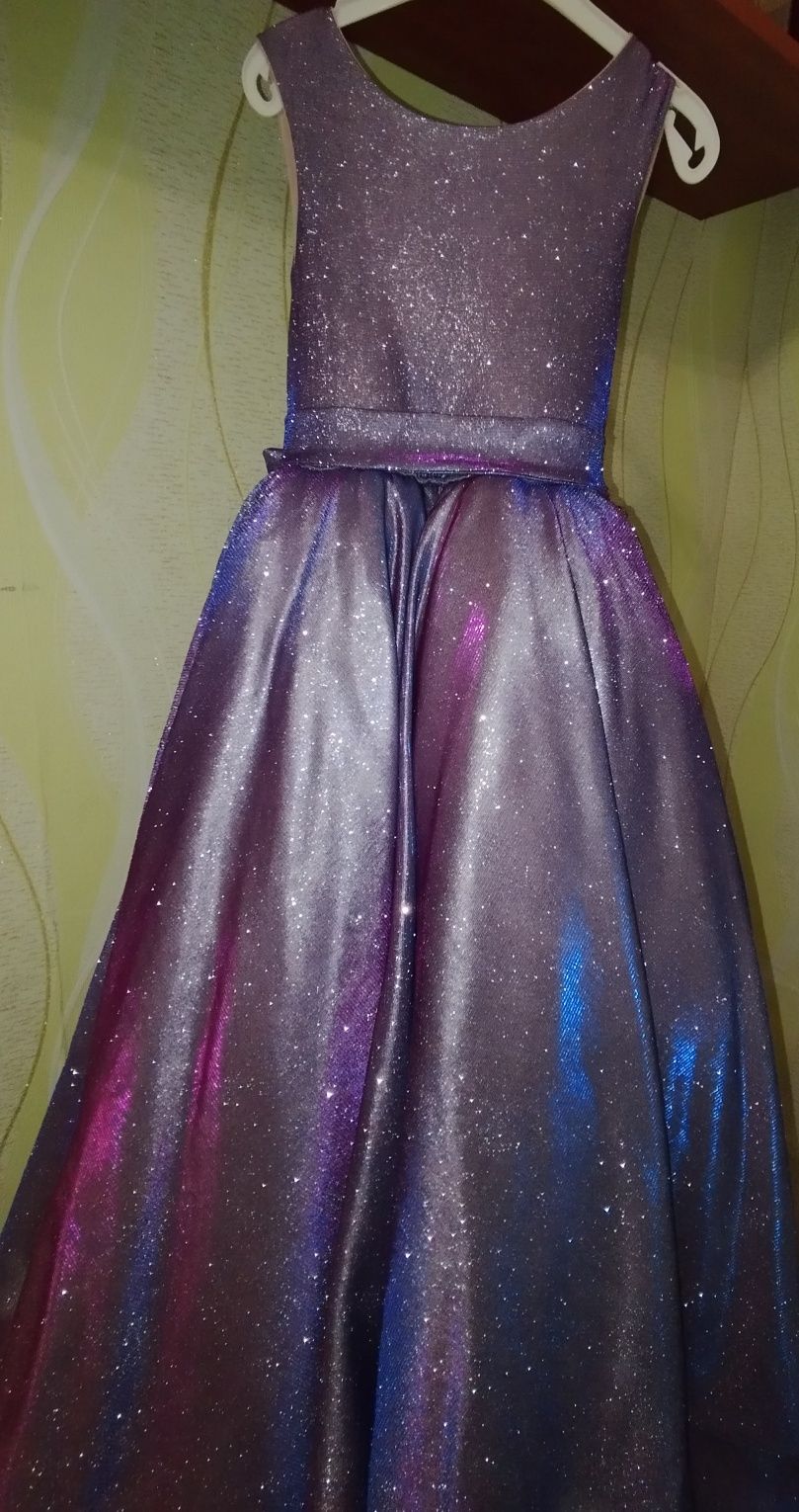 Продам святкову сукню для дівчинки 6-9 років