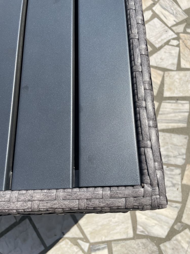 Mesa de jardim e cadeiras