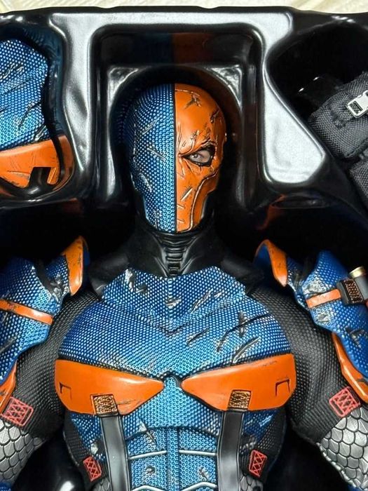 Figura Hot Toys Batman Arkham origins Deathstroke