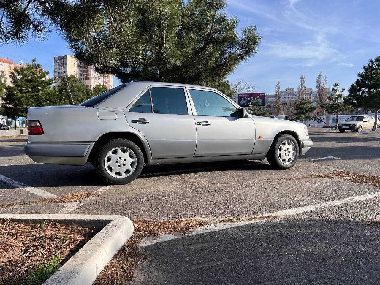 Mercedes w124 E220 1995г