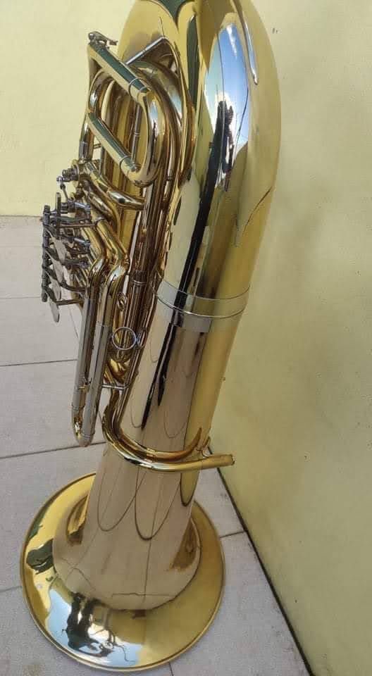 Instrumento musical tuba em Sib