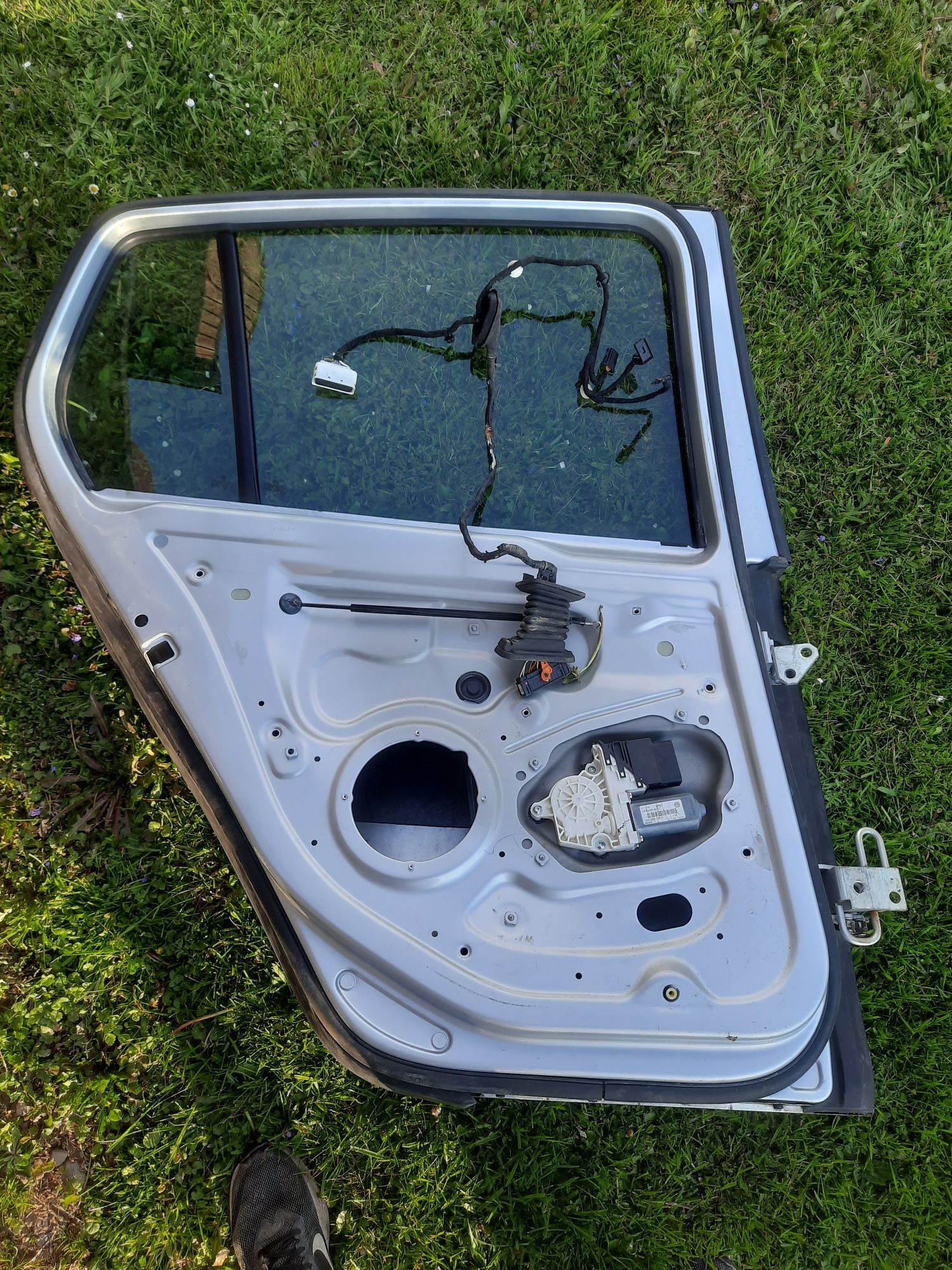 Drzwi kompletne Golf 5 V LA7W tylne lewe srebrne