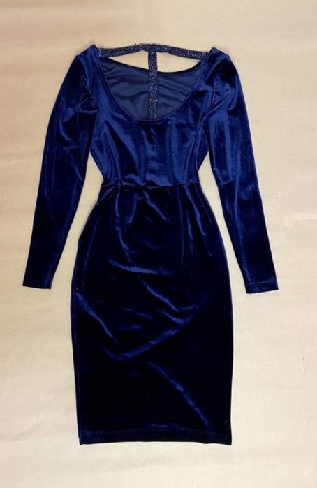 Плаття с вырезом на спине