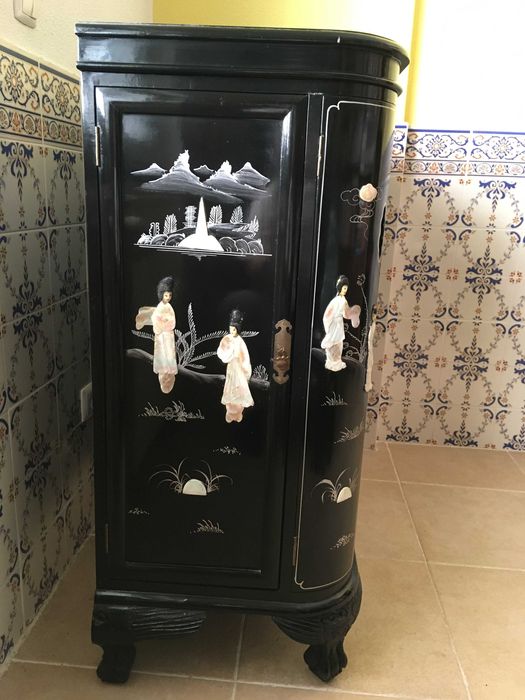 Móvel bar chinês preto em madre perola com gravuras em relevo
