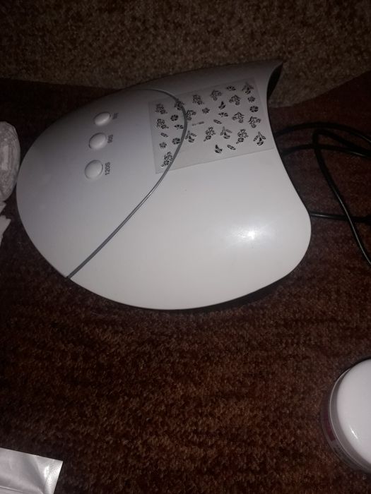 Witam sprzedam zestaw do paznokci razem z kuferkiem  caly komplet