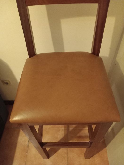 Vendo cadeiras em madeira.