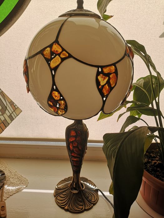 Lampa witrażowa białe szkło bursztyn mosiężna podstawa