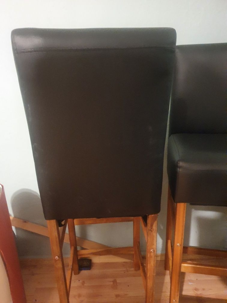 Dwa hokery, krzesła drewno I czarna eko skora