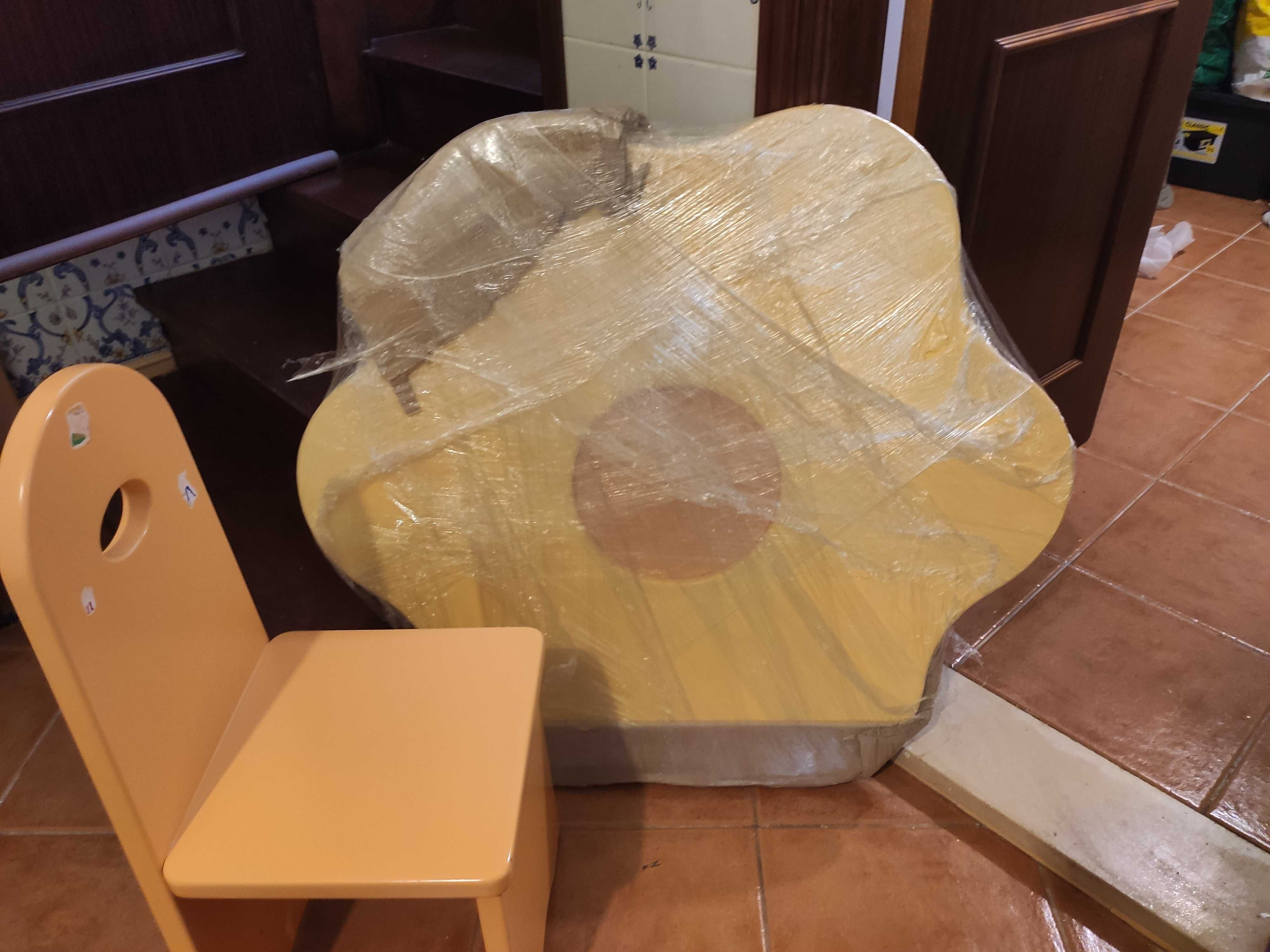Mesa de criança em formato flor