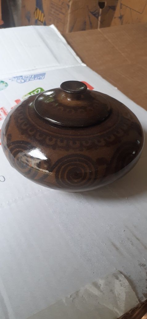 Pojemnik wykonany z gliny i szkliwiony.
