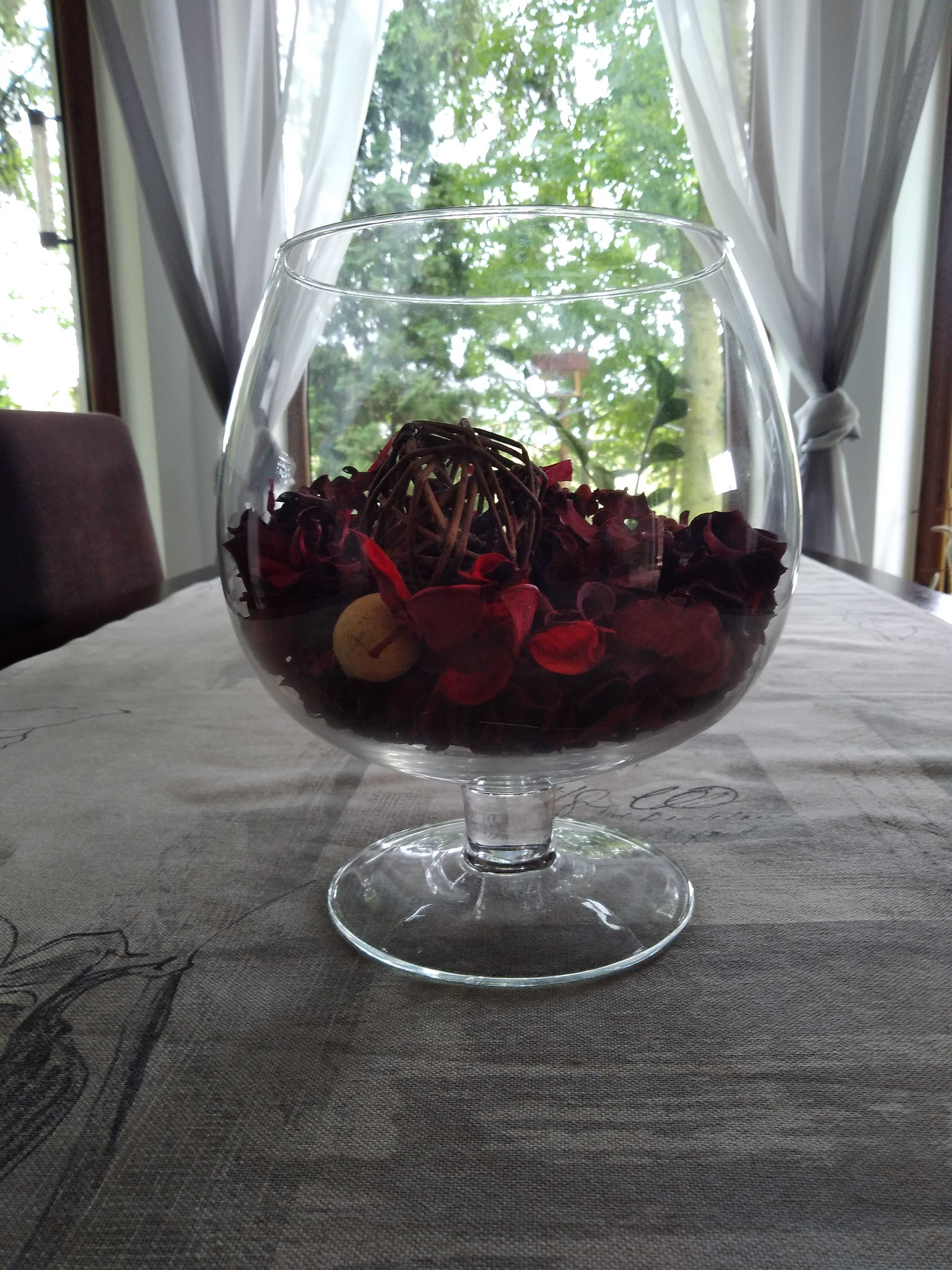 wazon szklany w kształcie kielicha plus suszone płatki kwiatów