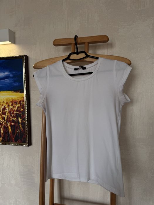 Базовая белая футболка с короткими рукавами